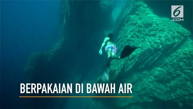 Salah satu freediver dunia melakukan percobaan menggunakan pakaian selam di bawah air.