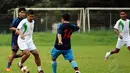 Mantan pemain nasional, Bambang Pamungkas (kedua dari kiri) berusaha lolos dari kawalan dua pemain PSSI Pers di Lapangan C Senayan, Jakarta, (14/6/2014). (Liputan6.com/Helmi Fithriansyah)