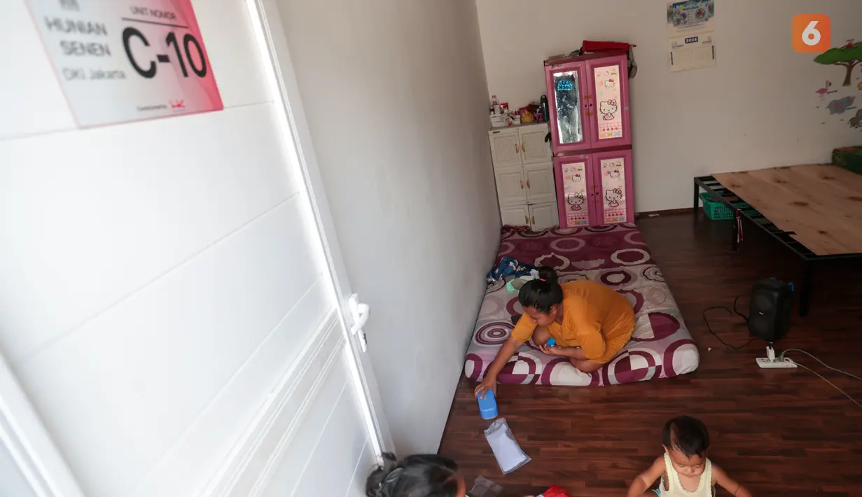 Suasana kamar penghuni lingkungan Hunian Sementara (Huntara) di Jalan Kramat Raya, Jakarta, Selasa (8/9/2026). Dari 324 unit yang tersedia, sebanyak 69 unit telah dihuni warga eks bantaran rel Pasar Gaplok, Senen. (KLY/Budy Santoso)