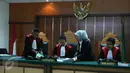 Hakim Pengadilan Negeri melihat berkas sidang  yang melibatkan Iwan Fals dan PT Airo Swadaya Stupa, Jakarta, (7/1). Meskipun menang, Iwan Fals melalui PT Tiga Rambu tak berhasil mendapatkan uang tuntutan Rp1,1 miliar. (Liputan6.com/Herman Zakharia)