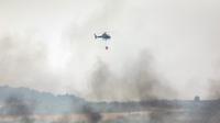 Helikopter bersiap menjatuhkan air selama upaya pemadaman kebakaran hutan di dekat kota Bet Shemesh di Israel tengah pada 30 April 2025. (Ahmad Gharabli/AFP)
