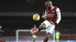 Penyerang Arsenal, Alexandre Lacazette berusaha mengontrol bola saat bertanding melawan Newcastle United pada pertandingan Liga Inggris di Stadion Emirates di London, Selasa (19/1/2021). Kemenangan ini membuat Arsenal naik ke peringkat ke-10 klasemen. (Adam Davy/Pool via AP)