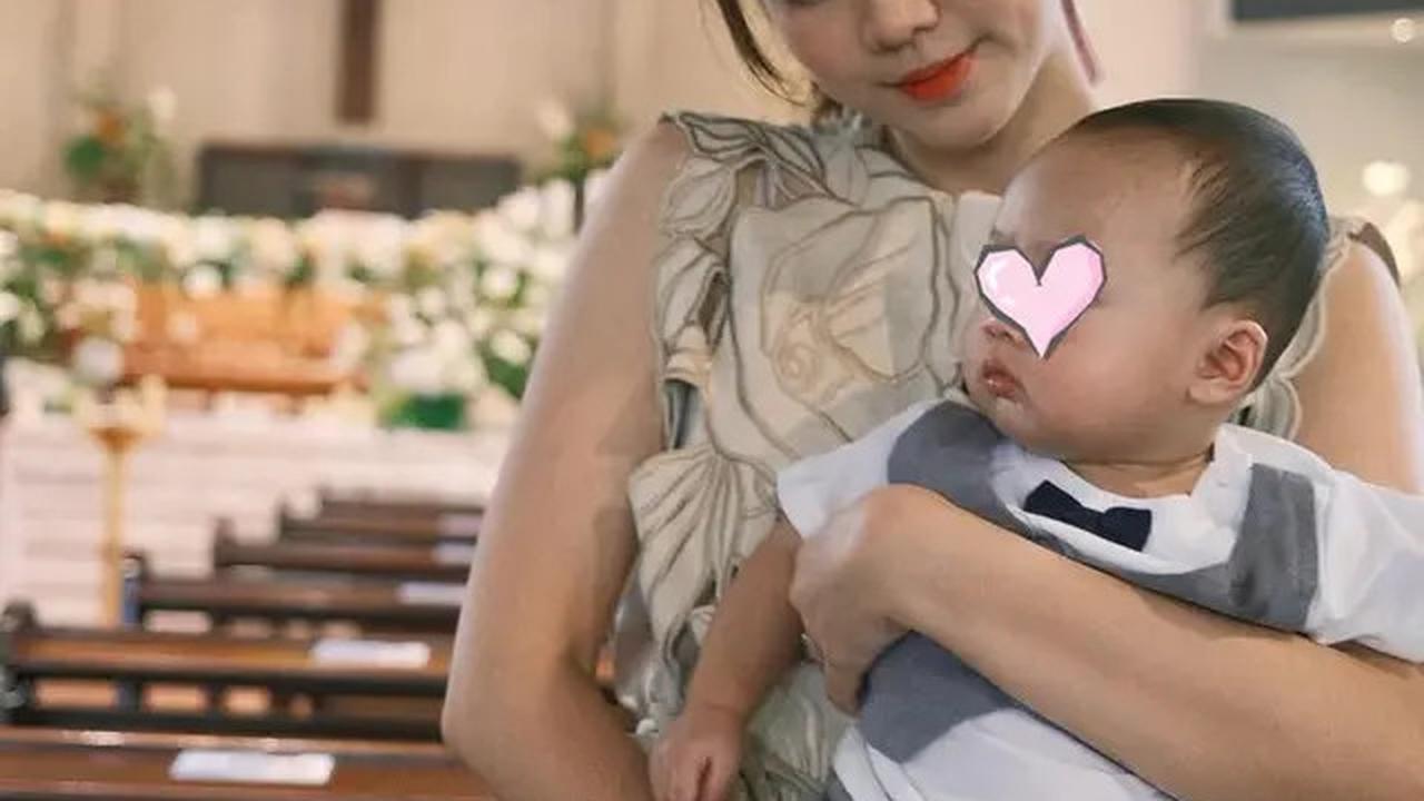 6 Potret Jayden Anak Jonatan Christie dan Shanju Dibaptis, Anteng Digendong Ayah