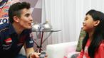Shaina Salvia mendapatkan kesempatan langka ketika mewawancarai pebalap Repsol Honda, Marc Marquez yang dengan ramah menjawab tiap pertanyaan yang dilontarkan penggemar cilik tersebut. Video diunduh dari akun youtube Crash.net