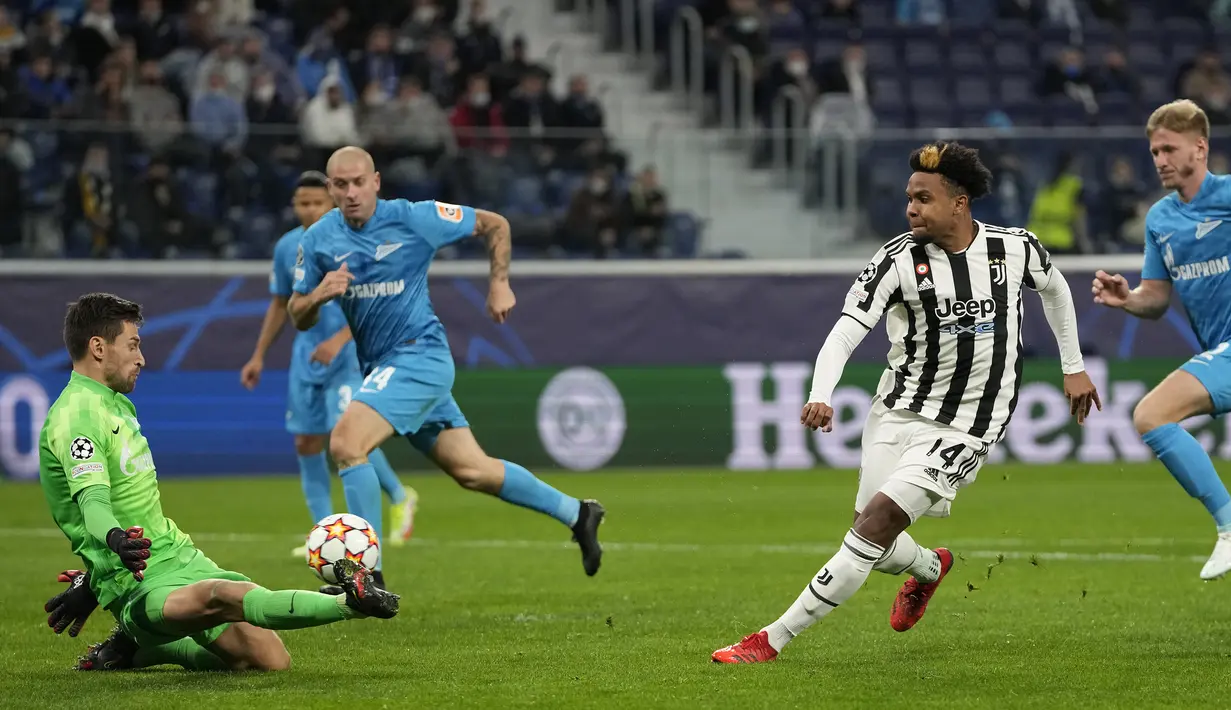 Babak kedua berjalan lima menit, Juventus memperoleh peluang emas. Sontekan Weston McKennie (kanan) usai menerima umpan Alvaro Morata masih dapat ditepis kiper Zenit, Stanislav Kritsyuk. (AP/Dmitry Lovetsky)