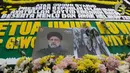 Karangan bunga dengan foto Presiden Iran Ebrahim Raisi terlihat diletakkan di depan Kedutaan Besar (Kedubes) Iran untuk Indonesia di Jakarta, Selasa (21/5/2024). (Liputan6.com/Herman Zakharia)