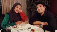 Meski telah bercerai, Desta Mahendra dan Natasha Rizky sering tampil kompak. Seperti belum lama ini, keduanya mendampingi putranya, Miquel sunat. [Instagram/desta80s]