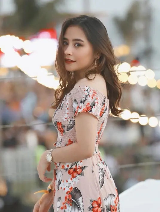 Cewek yang memiliki lebih dari 30 juta followers di instagram ini tampil sangat cantik dengan dress berwarna pink dengan corak bunga-bunga. Rambutnya yang bergelombang dibiarkan tergerai, membuat penampilannya semakin memukau. (Liputan6.com/IG/@prillylatuconsina96)