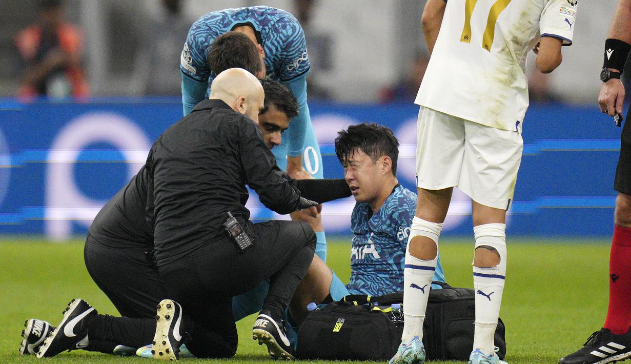 Pemain asal Korea Selatan itu pun harus meninggalkan lapangan lebih cepat karena cedera yang ada di tulang wajah dekat mata kirinya itu. (AP/Daniel Cole)