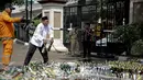 Petugas saat memusnahkan minuman keras di Polres Jakarta Utara, Selasa (16/5). Sebanyak 16.421 botol minuman keras berbagai jenis dimusnahkan. (Liputan6.com/Faizal Fanani)