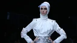 Model membawakan busana Wardah Cosmetik  rancangan Dian Pelangi  pada hari kedua Jakarta Fashion Week (JFW) 2016 di Senayan city, Jakarta, (25/10/2015). Brand kosmetik ini berkaloborasi dengan desainer terkenal Indonesia. (Liputan6.com/Herman Zakharia)