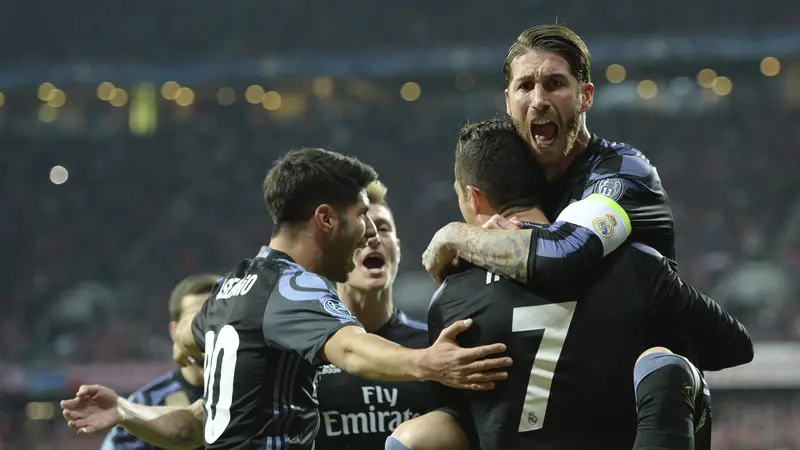 Bek Real Madrid Sergio Ramos (kanan) merayakan gol Cristiano Ronaldo pada leg pertama perempat final Liga Champions di Allianz Arena, Kamis (13/4/2017) dinihari WIB. 