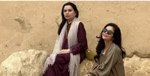 Yanti Airlangga dan Niena Kirana tampak mengenakan abaya dengan nuansa warna maroon dan hijau army. Keduanya tampak memilih busana modest selama berada di Riyadh. [Foto: Instagram/ Yanti Airlangga]
