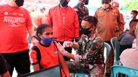 Wakil Ketua Umum PB Esports Indonesia, Bambang Sunarwibowo, memantau pelaksanaan vaksinasi COVID-19 yang digelar di Papua saat ekshibisi Esports di PON 2021 Papua. (Dok. Ist)