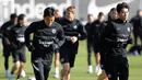 Para pemain Eintracht Frankfurt menghadiri sesi latihan jelang menghadapi Napoli pada pertandingan sepak bola babak 16 besar Liga Champions di Frankfurt, Jerman, 20 Februari 2022. Eintracht Frankfurt akan menghadapi Napoli di Waldstadion atau Deutsche Bank Park pada 22 Februari 2023 pukul 03.00 WIB. (Daniel ROLAND/AFP)