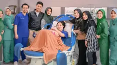 Menikah pada bulan Oktober 2022 lalu, kini kehidupan rumah tangga Yeni Inka dan suami semakin ramai dengan kelahiran anak pertama. Pelantun tembang "Angel" itu melahirkan anak pertamanya di Rumah Sakit JIH Solo, Jawa Tengah. Setelah melahirkan, Yeni tampak mendapat sambutan hangat dari keluarga dan tenaga medis yang membantunya. (Liputan6.com/IG/@yeniinka)