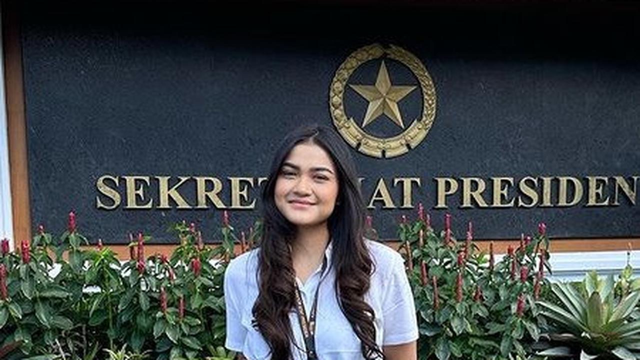 Melansir dari laman Linkeidnnya, pemilik nama lengkap Natasya Regina Hallatu ini bekerja di Kantor Staf Presiden Republik Indonesia.