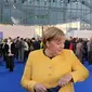 Momen Airlangga Hartarto bersama Angela Merkel yang mengenakan pakaian berwarna kuning. (instagram @airlanggahartarto_official)