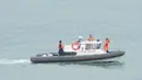 Petugas Kementerian Pertahanan Rusia mencari lokasi jatuhnya pesawat militer Rusia  Tu-154 di Laut Hitam di pinggiran Sochi, Rusia (25/12). Para penumpang terdiri dari personel militer, anggota band militer, serta wartawan. (REUTERS/Yevgeny Reutov)