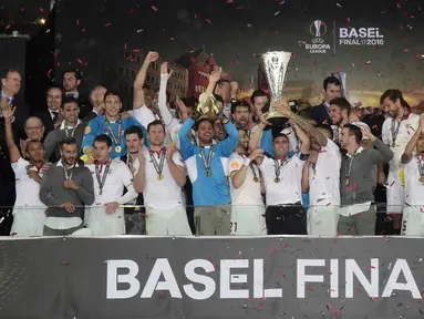 Para pemain dan Official Sevilla mengangkat trofi juara Liga Europa usai mengalahkan Liverpool 3-1 di St Jakob-Park stadium, Basel, (Rabu atau Kamis (19/5/2016) dini hari WIB. (AFP/Javier Soriano)