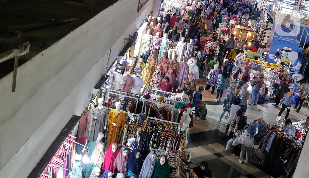 Calon pembeli memilih baju muslim di Pasar Tanah Abang Blok B, Jakarta, Senin (20/3/2023). (Liputan6.com/Angga Yuniar)