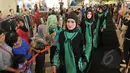 Sejumlah model berjalan di atas catwalk memperagakan busana muslim rancangan Itang Yunasz bertajuk Puspa Ragam Andalas di Pusat Grosir Blok B Tanah Abang, Jakarta, Kamis (30/4/2015). (Liputan6.com/Herman Zakharia)