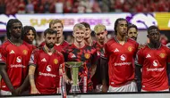 Para pemain Manchester United berpose dengan trofi Summer Series usai pertandingan Premier League Summer Series melawan Everton, Senin,&nbsp;4 Agustus 2025, di Atlanta. (AP Photo/Colin Hubbard)