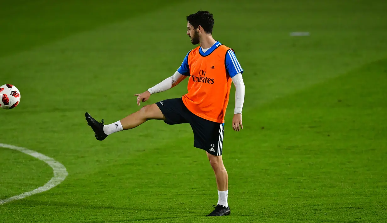 Gelandang Real Madrid, Isco mengontrol bola saat latihan di stadion New York University Abu Dhabi (17/12). Pertemuan Kashima vs Madrid di semifinal tahun ini merupakan partai ulangan dari final Piala Dunia Antarklub 2016. (AFP Photo/Giuseppe Cacace)