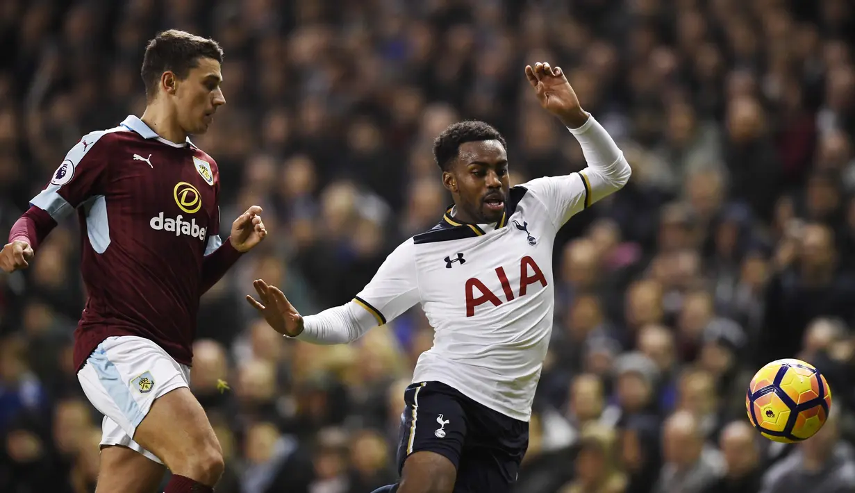 Pemain Tottenham Hotspurs, Danny Rose mencetak satu gol saaat timnya mengalahkan Burnley 2-1 pada lanjutan Premier League di White Hart Lane, (18/12/2016). (Reuters/Dylan Martinez)