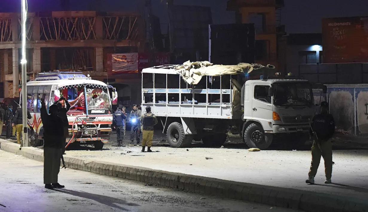 Truk polisi Pakistan yang rusak akibat serangan bom bunuh diri di Quetta, Balochistan, Pakistan, Selasa (9/1). Tujuh orang tewas, 5 di antaranya adalah polisi dan sisanya warga sipil dan 23 orang mengalami luka. (Liputan6.com/Banaras Khan)