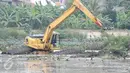 Alat berat melakukan pengerukan lumpur dan teratai liar di Setu Mangga Bolong, Jakarta Selatan, Rabu (30/11). Pengerukan tersebut dilakukan oleh Pemprov DKI guna mencegah pendangkalan Setu Mangga Bolong. (Liputan6.com/Yoppy Renato)