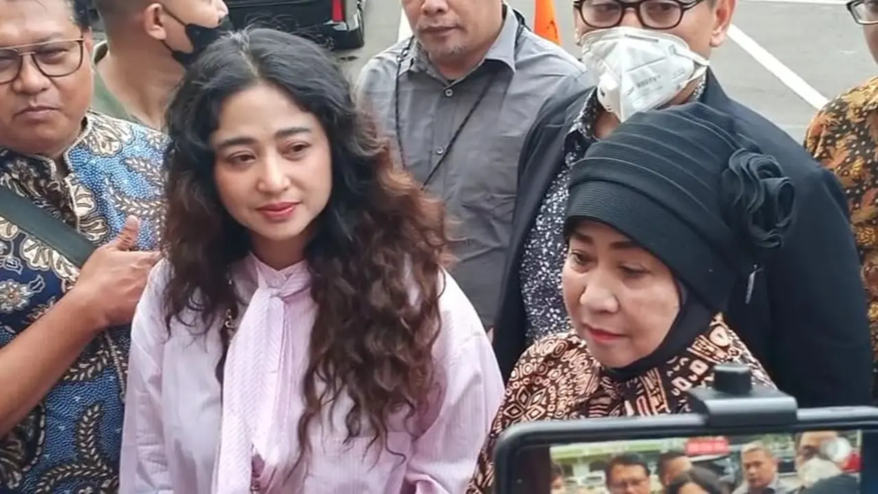 Dewi Perssik dan Ibunya, Sri Muna