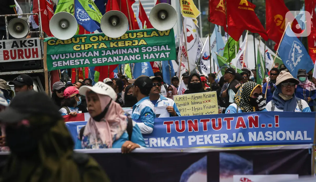 Dalam aksinya mereka meminta Mahkamah Konstitusi membatalkan atau mencabut Undang-Undang Nomor 6 Tahun 2023 tentang Cipta Kerja. (Liputan6.com/Faizal Fanani)