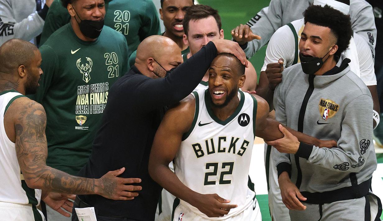 Pada Kuarter kedua, Bucks membalikkan keadaan setelah Khris Middleton (22) menjadi motor serangan. Hasilnya, Bucks dapat menang di kuarter kedua dengan skor 30-29. Namun di kuarter ketiga, Suns berhasil kuasai pertandingan dan unggul enam poin. (Foto: Getty Images via AFP/Jonathan Daniel)
