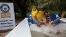 Pengunjung menggunakan pelampung meluncur di perosotan air terpanjang di dunia di Escape theme park di Teluk Bahang, Malaysia (25/9/2019). Perosotan ini mengalahkan perosoton terpanjang yang berada di New Jersey dengan panjang 605m. (AFP Photo/Sadiq Asyraf)