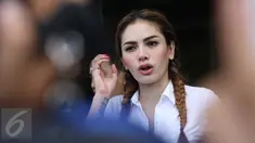 Artis Nikita Mirzani memberi keterangan kepada awak media di Mapolres Metro Jakarta Selatan, Jumat (23/12). Nikita dipanggil untuk dimintai keterangan sebagai saksi terkait kasus pemukulan asisten Julia Perez. (Liputan6.com/Herman Zakharia)