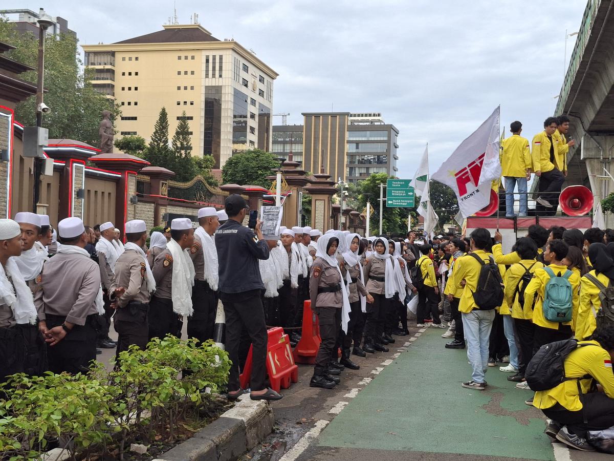 Kawal Demo di Bulan Ramadan: Polisi Pakai Peci dan Sorban, Polwan Pakai Kerudung Putih
