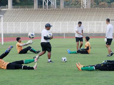 Kiper Timnas Indonesia U-19 melakukan latihan ekstra keras jelang Piala AFF U-19 2022 di Stadion Madya, Jakarta, Selasa (21/6/2022). (Bola.com/M Iqbal Ichsan)