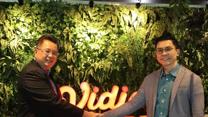 <p>President Director Advance Digitals, Ir. Teddy Tjan, M. Pd dan Vice President of Business Development Vidio,Yoseph Christianto Melakukan Pengesahan Kerjasama Vidio dengan Advance Digitals. (Doc: Istimewa)</p>