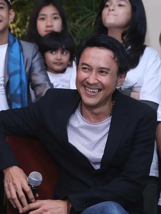 Sejak kecil, Agus mengajarkan agama pada anaknya. Mulai dari hal yang terkecil, diantaranya dengan mengerjakan salat tepat waktu. (Nurwahyunan/Bintang.com)