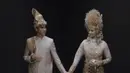 Baju tradisional kedua didominasi dengan warna krem dan juga emas. Pasangan yang baru saja menikah ini tampak begitu elegan. Tak sedikit yang memberikan pujian pada foto prewedding Enzy dan Molen. (Liputan6.com/IG/@enzystoria)