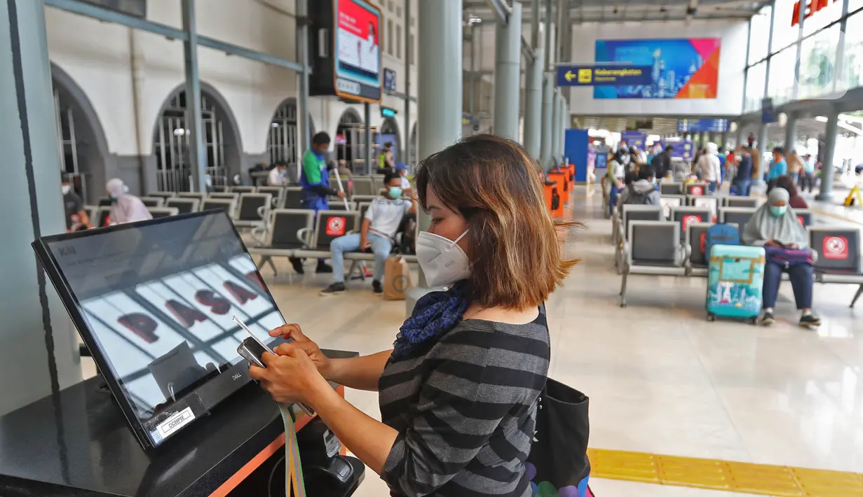 Suasana Stasiun Pasar Senen, Jakarta, Minggu (18/4/2021). Adanya larangan pemerintah untuk mudik pada tanggal 6 hingga 17 Mei mendatang, membuat sebagian warga memilih mudik lebih awal. (Liputan6.com/Herman Zakharia)