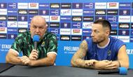 Pelatih Persib Bandung, Bojan Hodak (kiri), dan playmaker Marc Klok berbicara ke media jelang laga kontra Manila Digger. (Bola.com/Erwin Snaz)