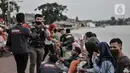 Suasana warga menikmati sore hari di Situ Rawa Besar, Lio, Depok, Jawa Barat, Kamis (20/8/2020). Di tengah meningkatnya kasus Covid-19 hingga menjadikan Depok kembali sebagi Zona Merah, warga masih banyak yang mengabaikan protokol kesehatan saat berada di ruang publik. (merdeka.com/Iqbal S. Nugroho)