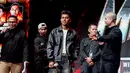 Salah satu petarung utama di Byon Madness Vol. 3, Nelson (tengah) saat di perkenalkan saat sesi timbang badan dan konferensi pers yang belangsung di Studio 6 Emtek Cit pada Sabtu (27/2/2026) pagi hari WIB. Bola.com/Nur Iman Ali)