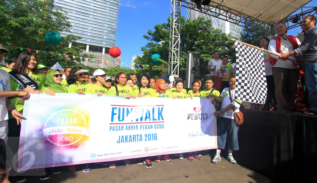 Pendiri Artha Graha Group Tommy Winata (kiri) bersama Walikota Jakarta Selatan Tri Kurniadi saat melepas fun Walk, Car Free Day (CFD) dan Pasar Akhir Pekan di kawasan SCBD Jakarta, Sabtu (29/10). (Liputan6.com/Angga Yuniar)