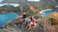 Potret Ashraf menghabiskan liburan di Pulau Padar, Labuan Bajo. (dok. Instagram @ashrafsinclair/https://www.instagram.com/p/Bzt2O-oHKNY//Tri Ayu Lutfiani)