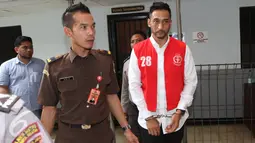 Aktor Restu Sinaga dibawa ke ruang tahanan khusus setibanya di PN Jakarta Selatan, Kamis (13/10). Restu Sinaga akan menjalani sidang perdana atas kasus kepemilikan narkoba pada Juni lalu. (Liputan6.com/Herman Zakharia)