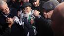 Narapidana Palestina tertua yang ditahan di penjara Israel tiba untuk mengunjungi makam mendiang pemimpin Palestina Yasser Arafat setelah dibebaskan usai menjalani hukuman 17 tahun, di kota Ramallah, Tepi Barat, Senin (13/3/2023). Fuad Shubaki (83) anggota senior gerakan Fatah, ditangkap oleh pasukan keamanan pada tahun 2002 pada puncak intifada kedua, atau pemberontakan. (AHMAD GHARABLI / AFP)