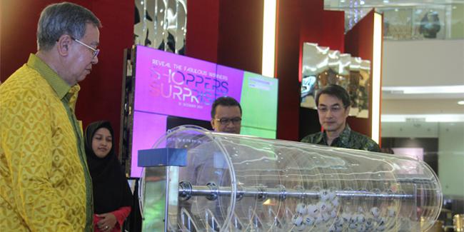 Dari kiri ke kanan: Vice President Director Senayan City, Walujo Susanto didampingi CEO Senayan City, Handaka Santosa menekan tombol bola pengundian pemenang Shoppers Surprises
